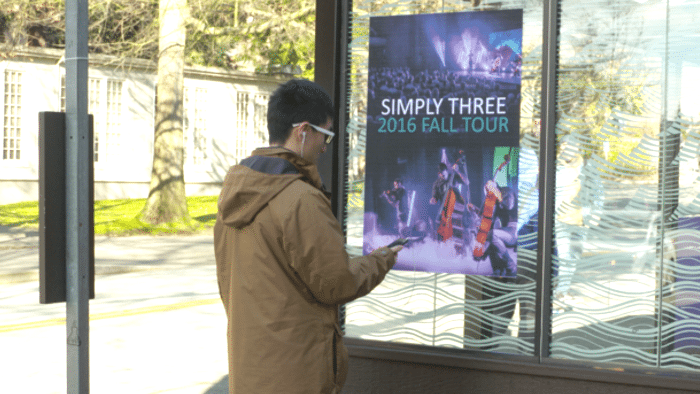 Sendeanlage verleiht Plakaten Musik