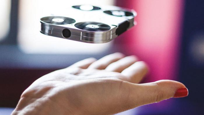 Airselfie schwebt über einer Hand