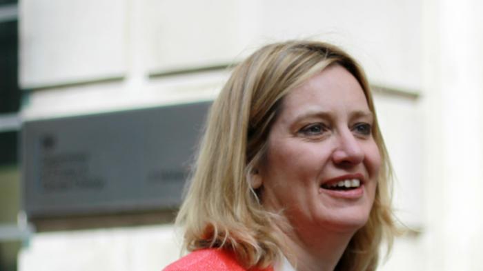Britische Innenministerin will Zugriff auf WhatsApp & Co.