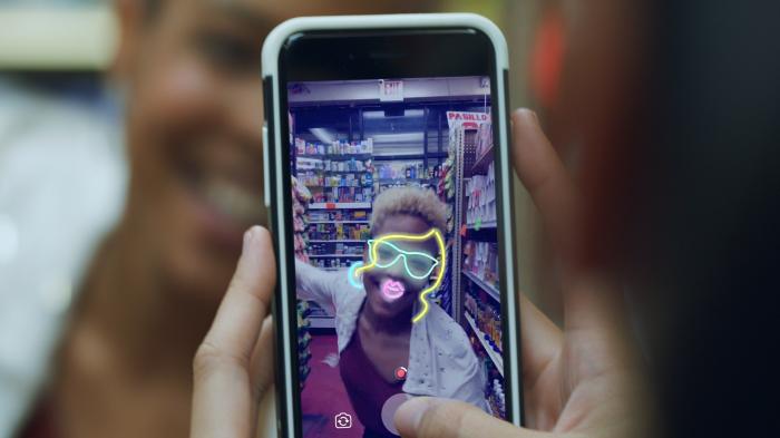 Facebook-App mit "Stories" und neuer Kamera-Funktion