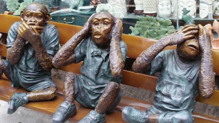 Skultpuren der 3 weisen Affen auf einer Bank