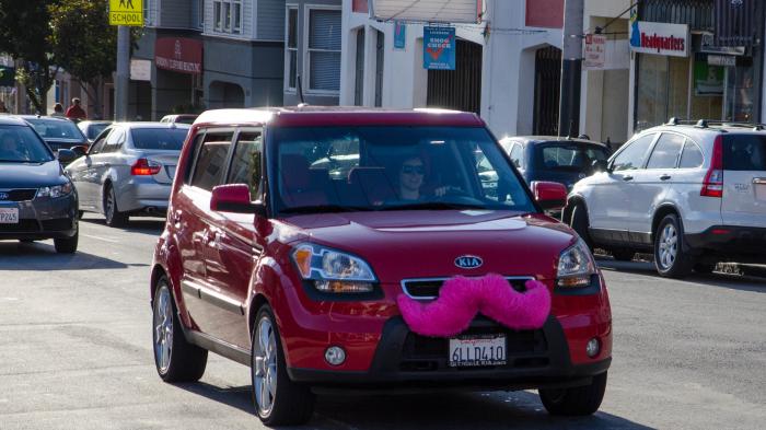 Rotes Auto mit Lyft-Schnurrbart in San Francisco