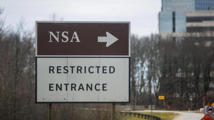 Wegweiser zur NSA, darunter Schild 