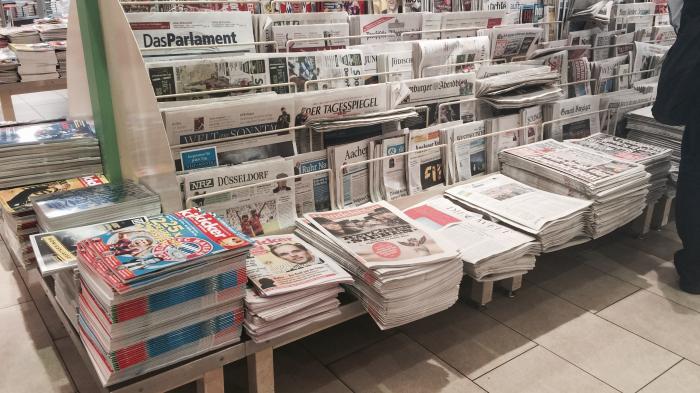 Pressestand im Düsseldorfer Hauptbahnhof
