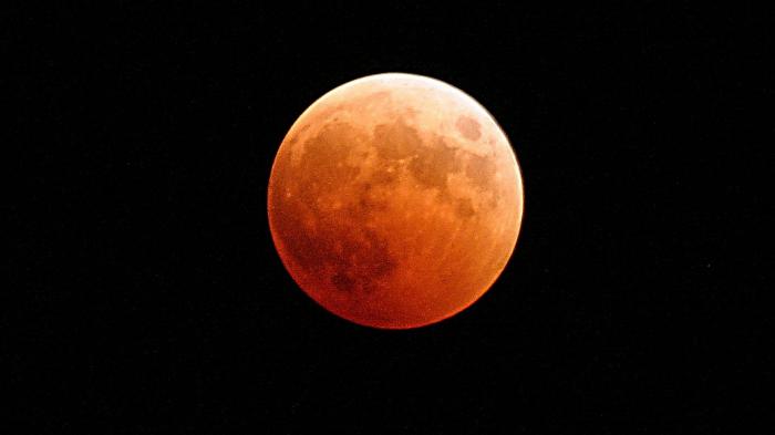 Partielle Mondfinsternis und Perseiden am August-Nachthimmel