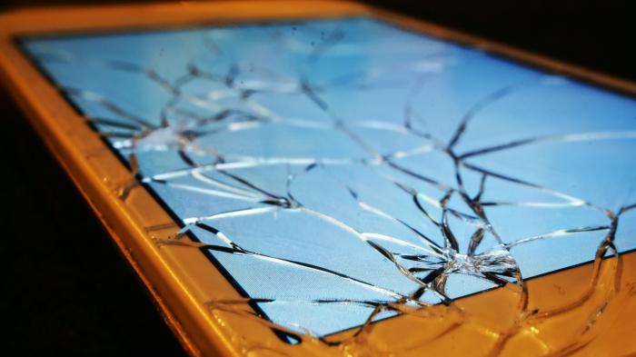 Handy mit geborstenem Touchscreen