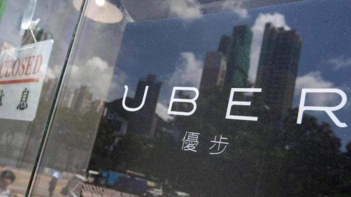 Schriftzug Uber auf spiegelndem Glas