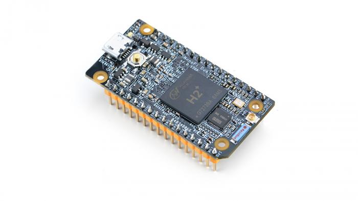 Ein blaues Board mit Pinleisten unten und Allwinner H2+ Chip in der Mitte oben