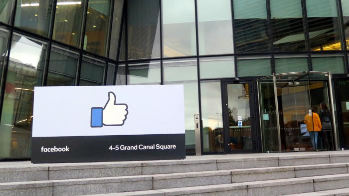 Glaspalast, davor ein großes Schild mit "Like"-Daumen