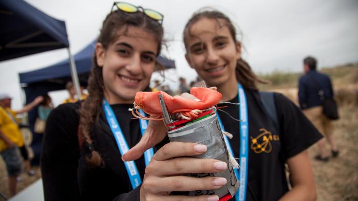 Schüler lassen selbst gebaute Mini-Satelliten fliegen