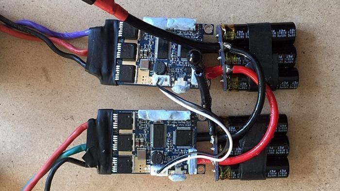 Zwei VESC-Boards parallel geschaltet und mit den Motoren verbunden