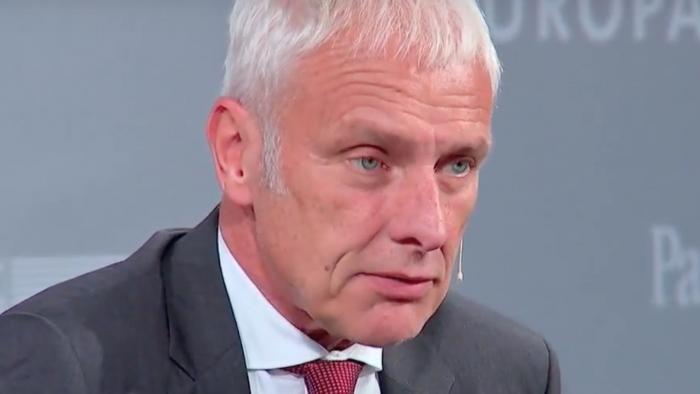 VW-Chef kritisiert Tesla: "Vernichtet Geld und schmeißt Mitarbeiter raus"
