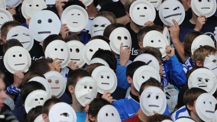 Menschen mit Maske