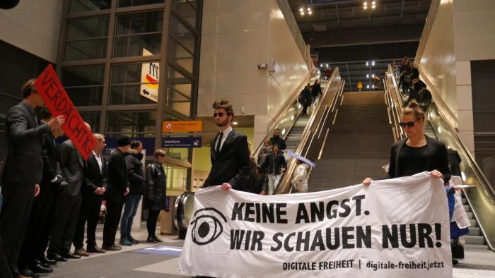 "Verunsicherungsbahnhof" Südkreuz: Spalier für alle