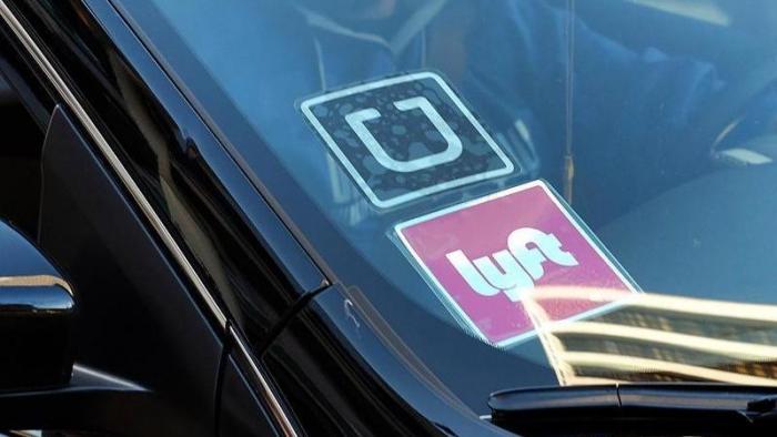 Windschutzscheibe mit Aufklebern von Uber und Lyft