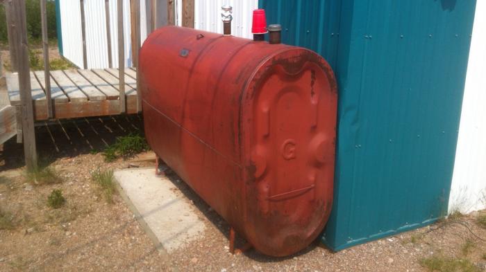 Roter Dieseltank für Heizung