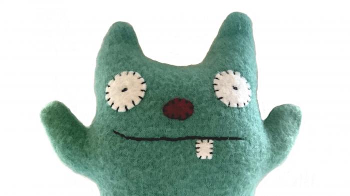 Ein grüner Oberkörper eines Plüschmonsters