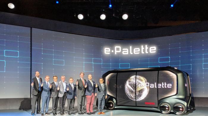 Toyota zeigt Studie eines autonomen Taxis und Lieferwagen