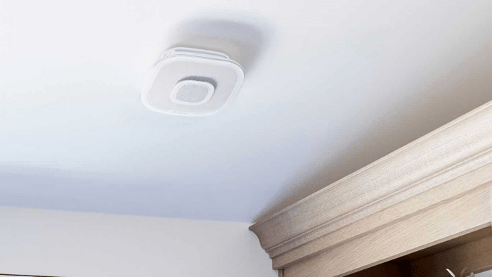 Rauchmelder mit AirPlay-2-Lautsprecher und Siri