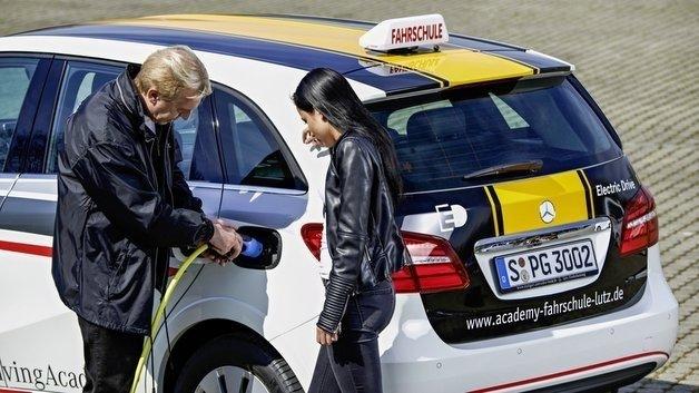 Elektroautos: TÜV plädiert für Fahrausbildung und Führerscheinprüfung mit E-Autos