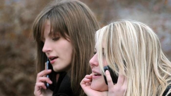 Jugendliche mit Handy