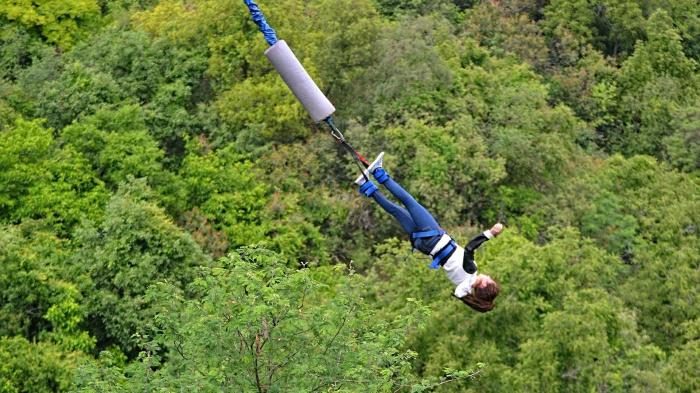 Gehirn-Maschine-Forschung: Wissenschaftler lassen Bungee-Jumper von Brücke springen