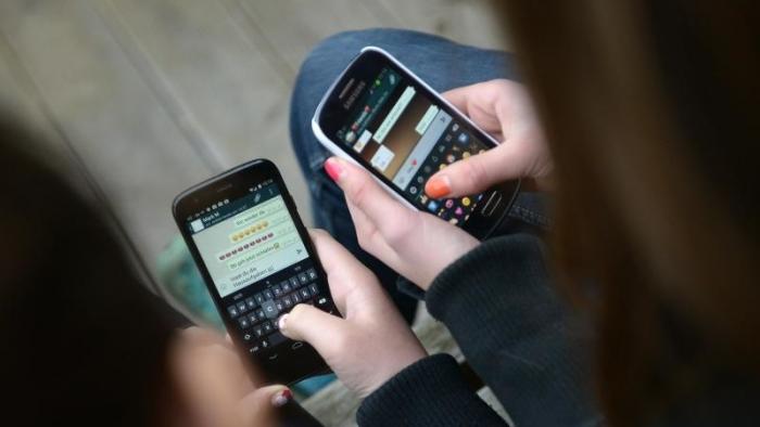Jugendliche mit Smartphones