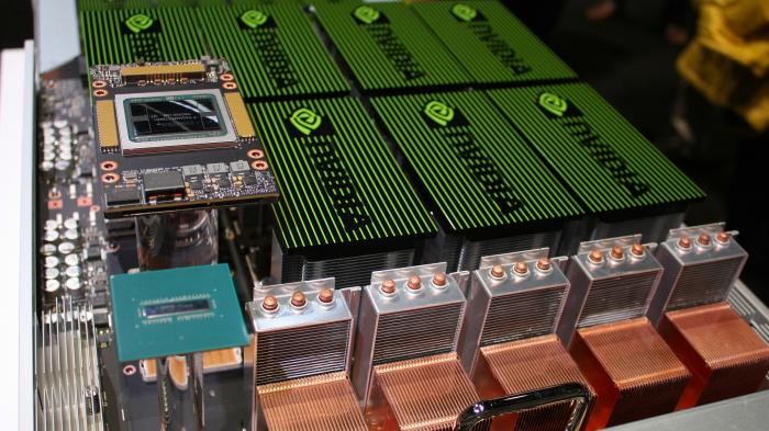 DGX-2: Machine-Learning-Monster mit 16 GPUs und 2 Petaflops Rechenleistung