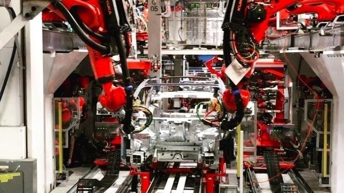 Musk richtet sich Schlaflager in Tesla-Fabrik ein