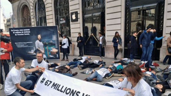 Attac veranstaltet "Die-Ins" im Apple Store