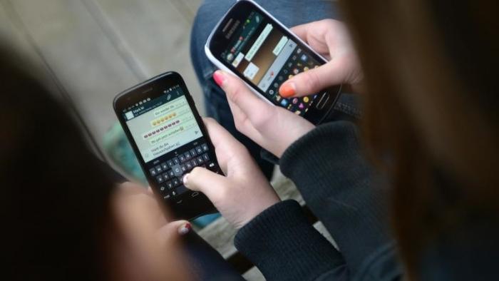 Jugendliche mit Smartphones