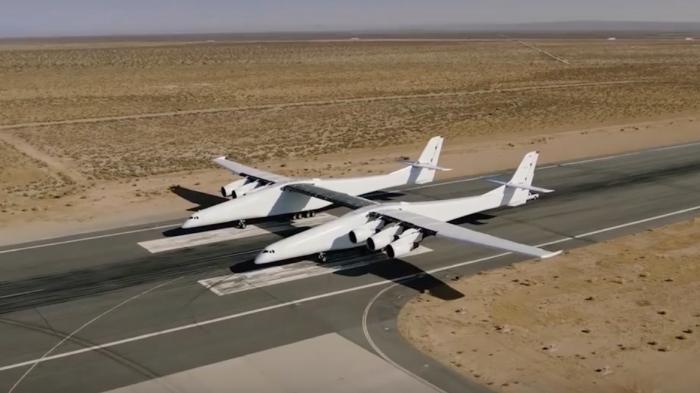 Doppelrumpfflugzeug Stratolaunch rollt erstmals aus eigener Kraft