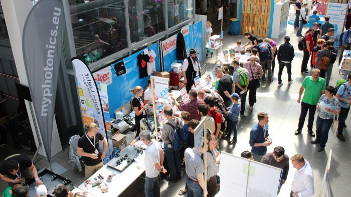 Das Make Magazin auf der Maker Faire Vienna 2018: Vor einem Stand stehen Besucherinnen und Besucher