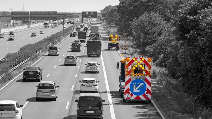 Autonome Autos: Fahrerloser Lkw sichert Wanderbaustelle ab