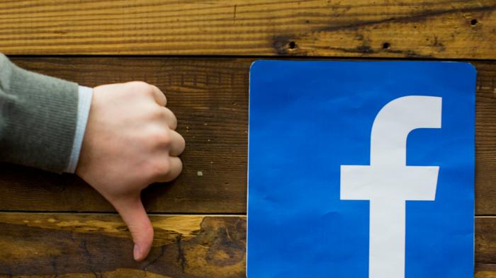 Daumen nach unten neben Facebook-Logo