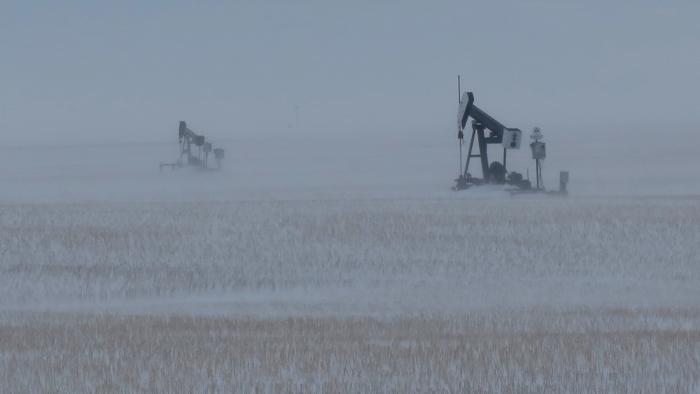 2 Erdgas-Pumpen in einem Feld in Schneesturm