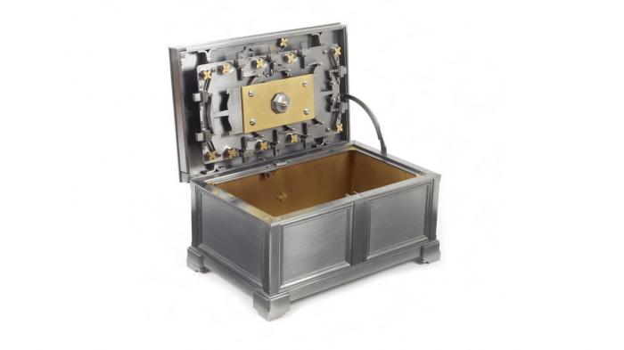 Aufgeklappte Kiste aus Metall mit ausgeklügeltem Verschluss-Mechanismus im Deckel.