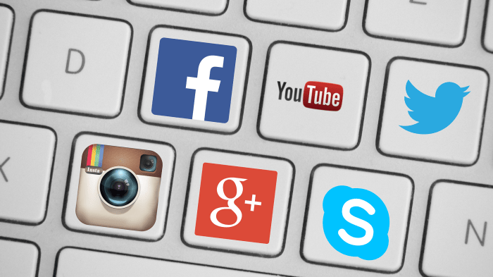Laptoptastatur mit Logos von Facebook, Youtube, Twitter, Instagram, Google+ und Skype