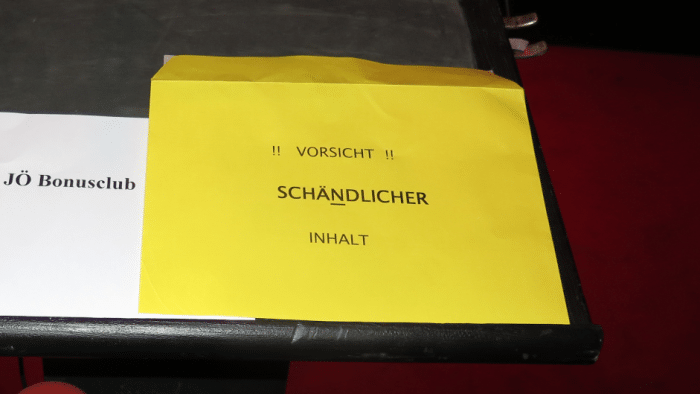 Zettel mit Aufschrift "Jö Bonusclub, Kuvert mit Aufschrift "Vorsicht schändlicher Inhalt"