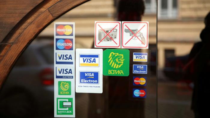 Glstüre mit Aufklebern, die die Akzeptanz verschiedener Karten signalisieren, darunter mehrere VISA-Karten