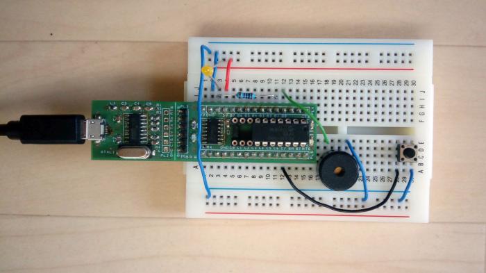 Steckbrett-Aufbau des 1. Adventssonntags mit Nano-Axe-Board, LED und Piezo-Summer.