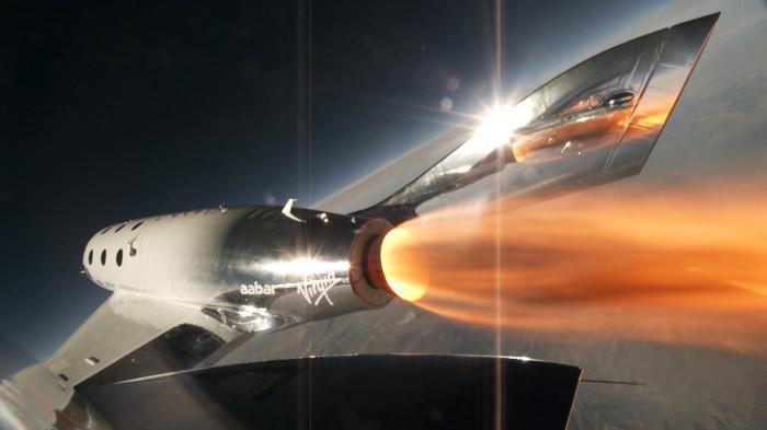 Raumgleiter VSS Unity mit Raketenstrahl