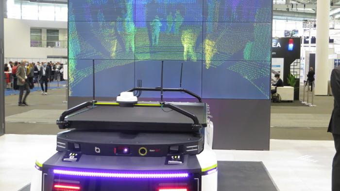 Lidar-Präsentation auf einem Messestand: Autoatrappe, darauf ein Lidar - auf einem Bildschirm sind die vom Lidar erfassten Punkte der Umgebung zu sehen