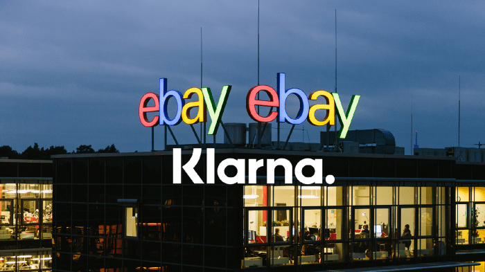 Ebay-Standort in Berlin mit einem montierten Klarna-Schriftzug 