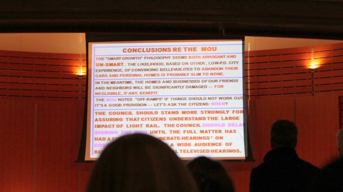 Furchtbare Powerpoint-Folie voller CAPSLOCK-Text in Rottönen