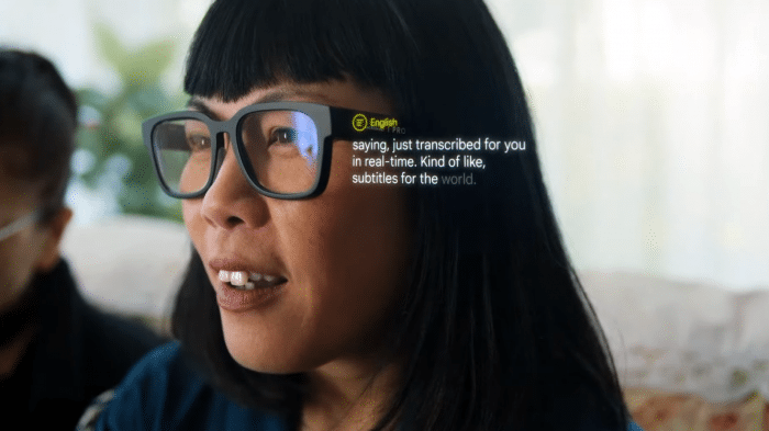 Eine Frau trägt eine Brille. Neben ihrem Kopf ist Text eingeblendet: 