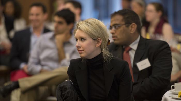 Elizabeth Holmes lauscht einem Vortrag