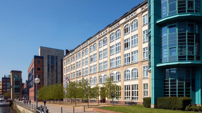 Firmengebäude mit AVM-Flaggen