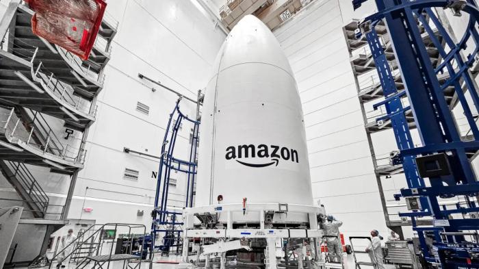 Obere Raketenstufe mit Amazon-Schriftzug