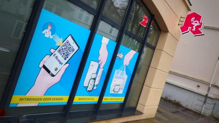 E-Rezept-Poster vor einer Apotheke